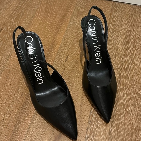 Gently worn Calvin Klein Cinola pump Retails for $109 size 9.5 party perfect - Picture 11 of 11